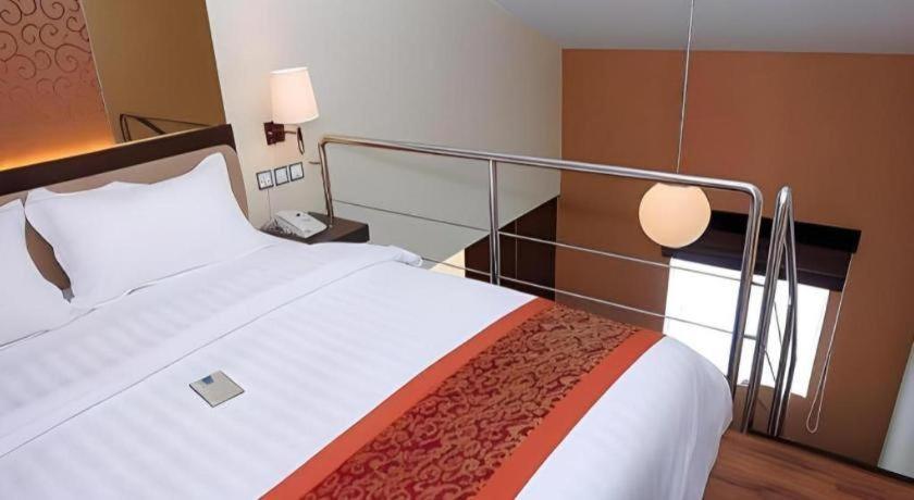 Favor Hotel Makassar City Center By Life Экстерьер фото