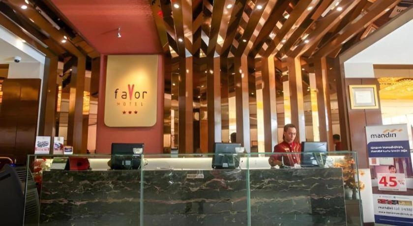 Favor Hotel Makassar City Center By Life Экстерьер фото