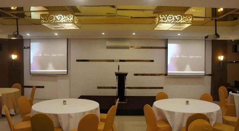 Favor Hotel Makassar City Center By Life Экстерьер фото