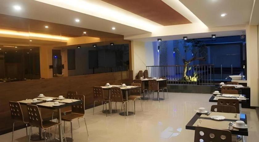 Favor Hotel Makassar City Center By Life Экстерьер фото