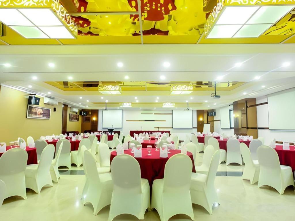 Favor Hotel Makassar City Center By Life Экстерьер фото