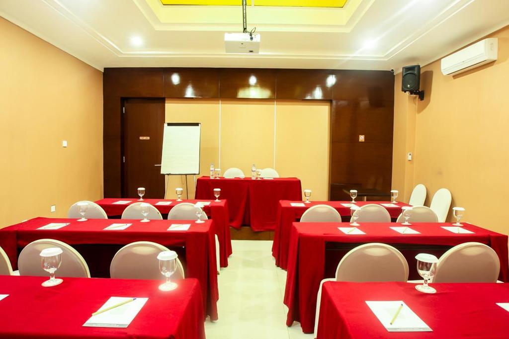 Favor Hotel Makassar City Center By Life Экстерьер фото