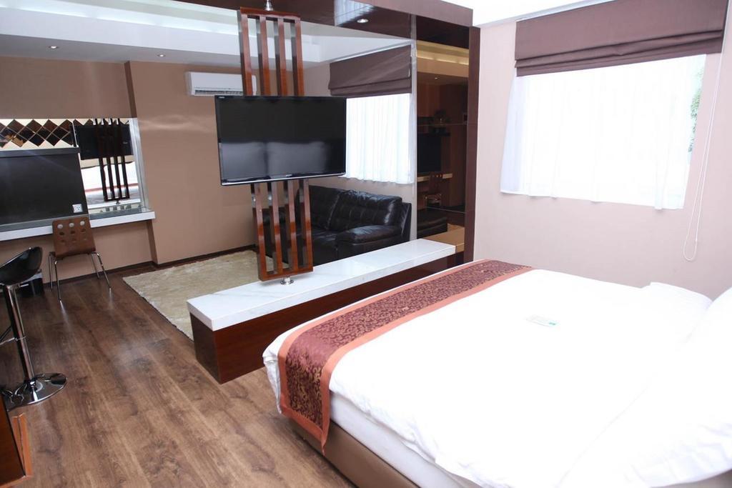 Favor Hotel Makassar City Center By Life Экстерьер фото