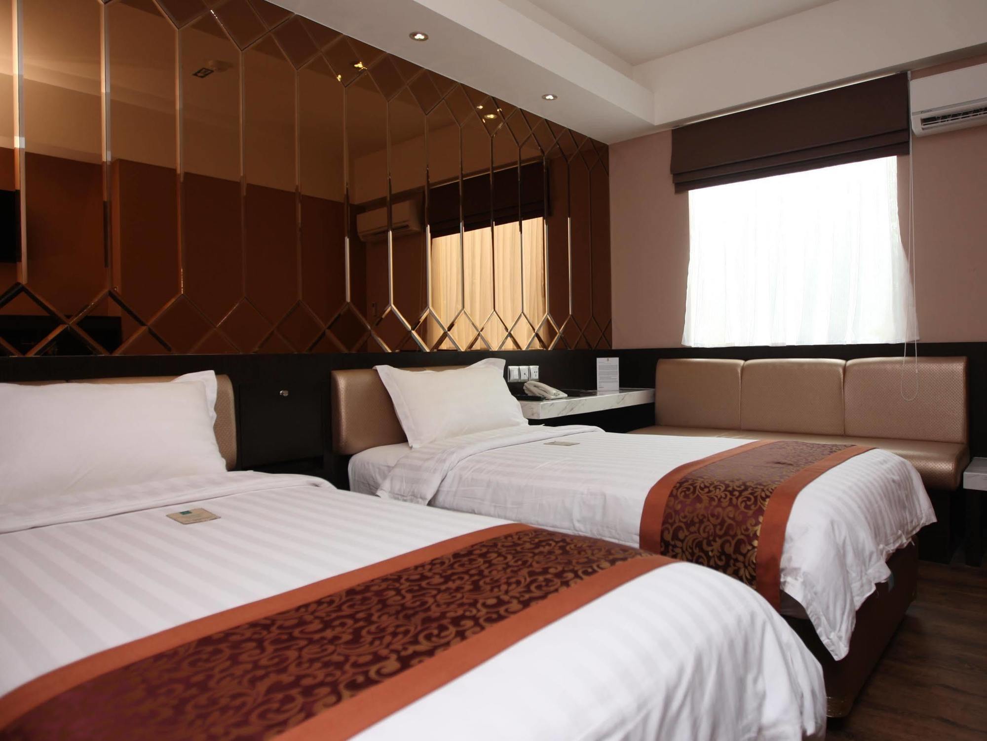 Favor Hotel Makassar City Center By Life Экстерьер фото