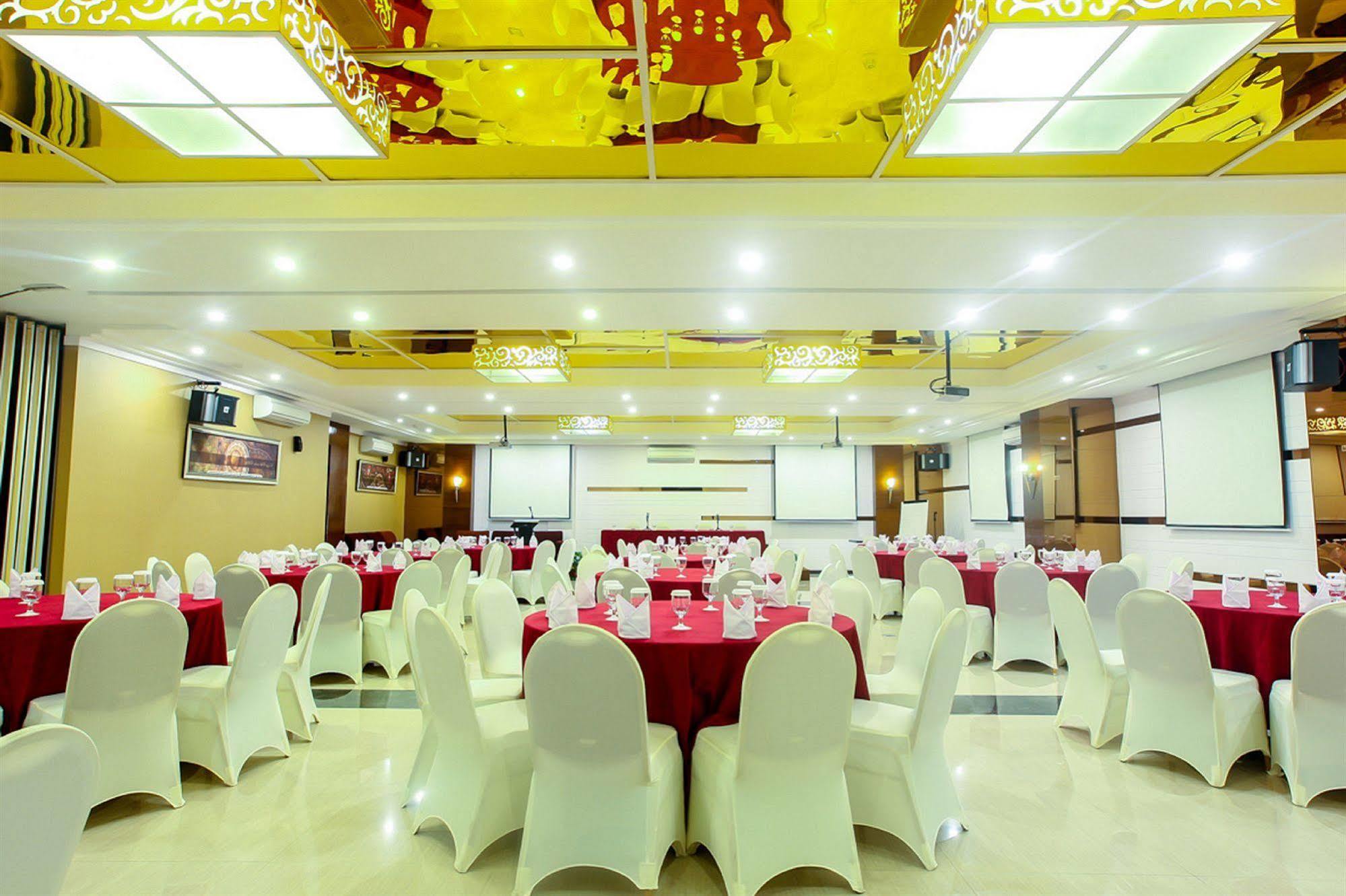 Favor Hotel Makassar City Center By Life Экстерьер фото
