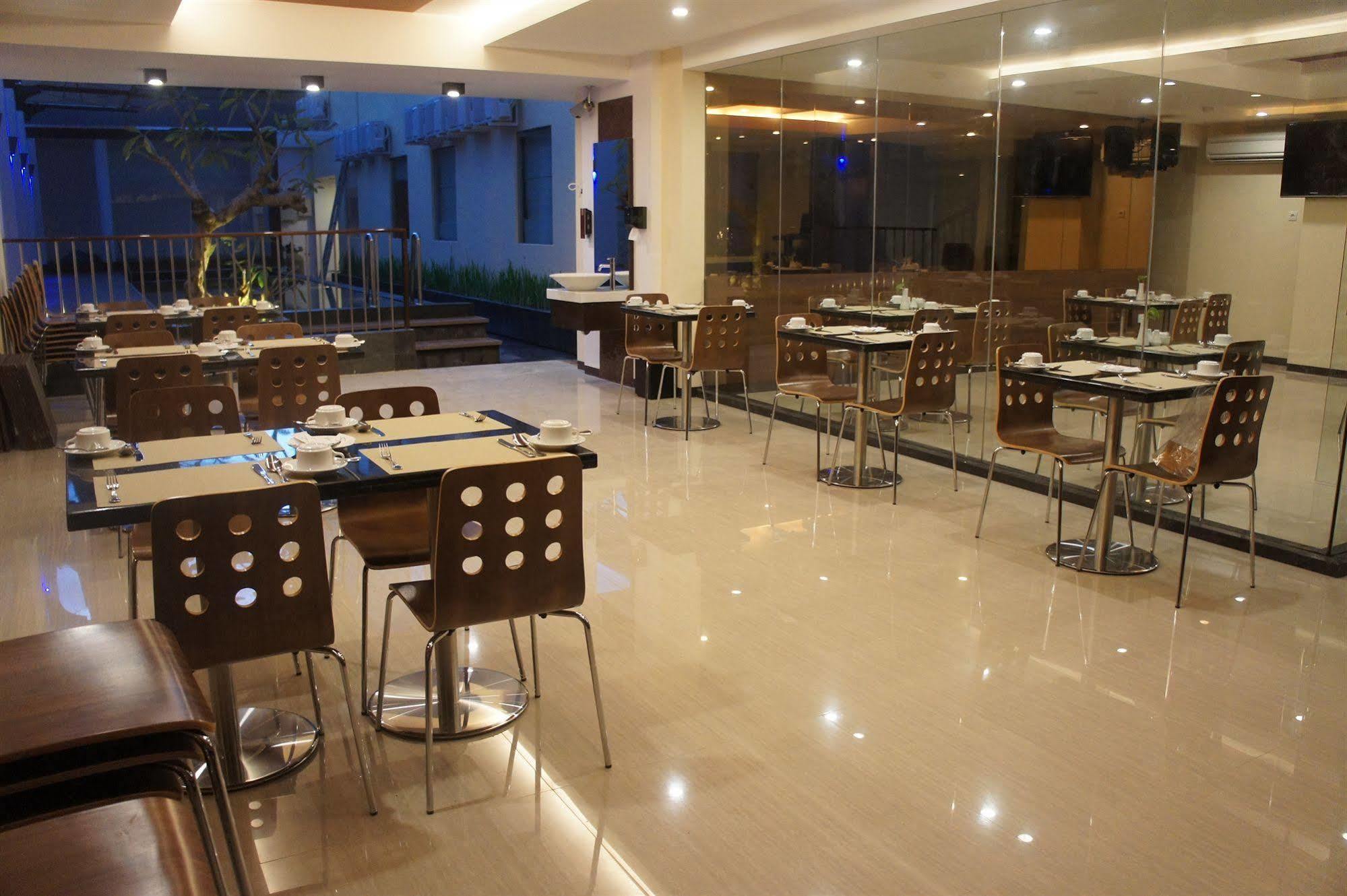 Favor Hotel Makassar City Center By Life Экстерьер фото